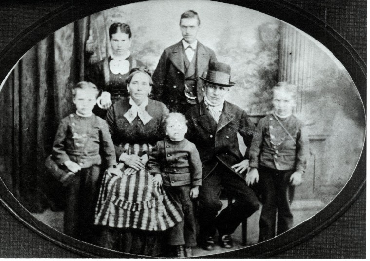 1877-JohannHuckeFamily.jpg (127495 bytes)